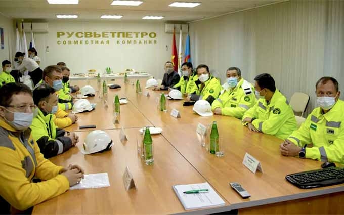 Embajador Dang Minh Khoi trabaja con la junta directiva de Rusvietpetro.