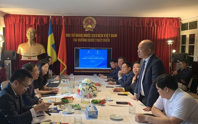 En el seminario sobre las oportunidades de negocio con Suecia. (Fotografía: congthuong.vn)