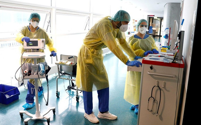 El especialista vascular Cihan Celik recopila información sobre un paciente en una clínica en la ciudad de Darmstadt, en Alemania, el 11 de mayo de 2021. (Fotografía: REUTERS)