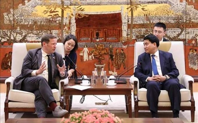 El presidente del Comité Popular de Hanoi, Nguyen Duc Chung (D) recibe a Edward Vaizey, enviado especial comercial del primer ministro británico (Fotografía: VNA)