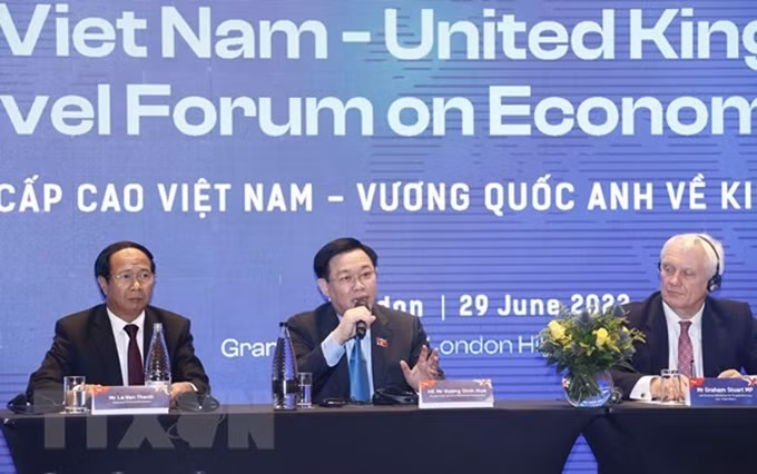 El presidente de la Asamblea Nacional, Vuong Dinh Hue, asiste al Foro de Economía y Comercio entre el Reino Unido y Vietnam. (Fotografía: VNA)