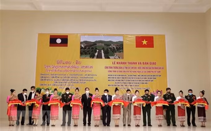 Acto de inauguración de una escuela militar en la provincia laosiana de Xaysomboun, con la ayuda no reembolsable de Vietnam. (Foto: VNA)