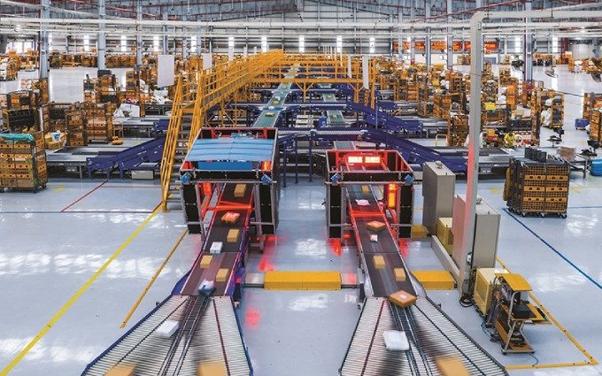  El sistema logístico y de almacenamiento moderno es una ventaja de los canales de comercio electrónico.