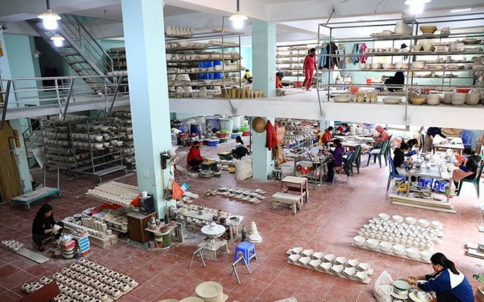  La aldea de cerámica de Bat Trang se formó desde hace más de 500 años y después de numerosos altibajos, sus productos siguen recibiendo alta valoración por su calidad y diseños. (Fotografía: VNA)