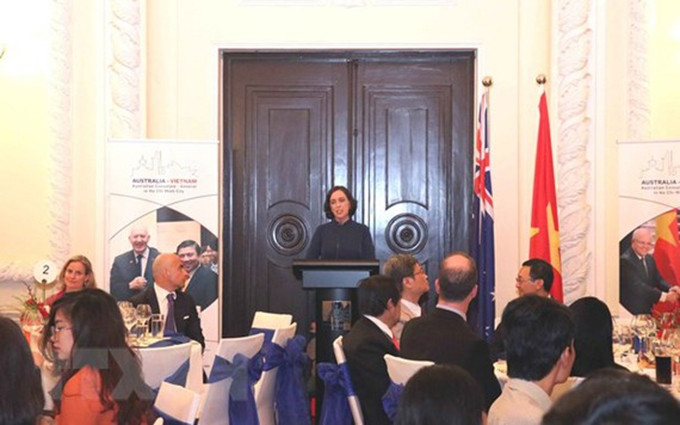 La cónsul general australiana, Julianne Cowley, habla en el evento. (Fotografía: VNA)