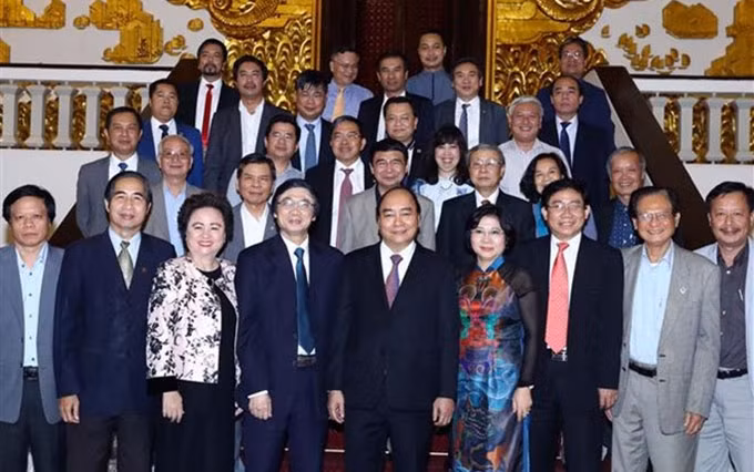 El premier Xuan Phuc y representantes de la Asociación para la Planificación y el Desarrollo Urbano de Vietnam. (Fuente: VNA)