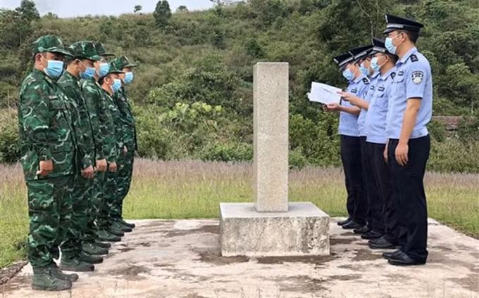El encuentro entre la guardia fronteriza vietnamita de Dien Bien y el punto de control de inmigración Meng Kang de China. (Fotografía: VNA)