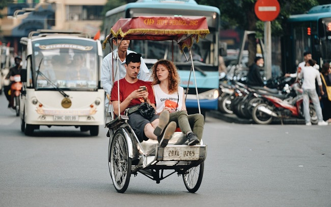 Turistas en triciclo en Hanói. (Fotografía: kenh14.vn)
