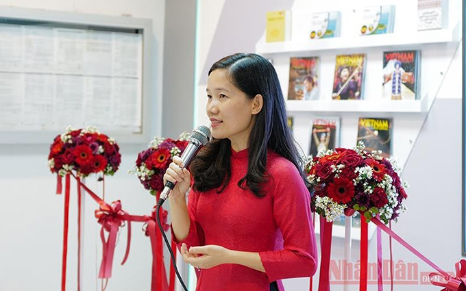 La consejera comercial de la Embajada de Vietnam en Tailandia, Tran Thi Thanh My, interviene en la ceremonia de apertura.