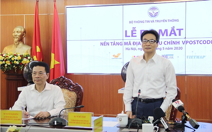 El viceprimer ministro de Vietnam Vu Duc Dam interviene en el evento.