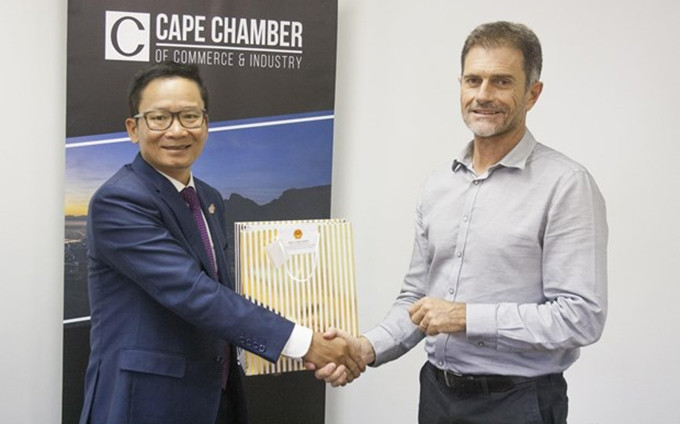 El embajador de Vietnam en Sudáfrica, Hoang Van Loi (I), y el director ejecutivo de la Cámara de Comercio e Industria de la ciudad del Cabo, John Lawson. (Fotografía: VNA)