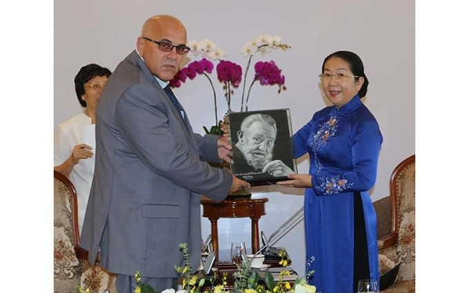 Vo Thi Dung, subsecretaria del Comité del Partido Comunista de Vietnam en Ciudad Ho Chi Minh, recibe a Carlos Rafael Miranda Martínez, miembro del Comité Central del Partido Comunista de Cuba y coordinador nacional de los Comités de Defensa de la Revolución. (Fotografía: VNA)