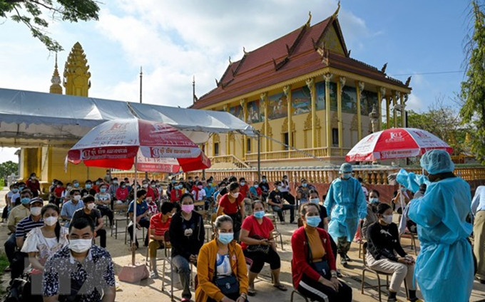 Un punto de inmunización contra el Covid-19 en la capital camboyana, Phnom Penh. (Fotografía: AFP / VNA)