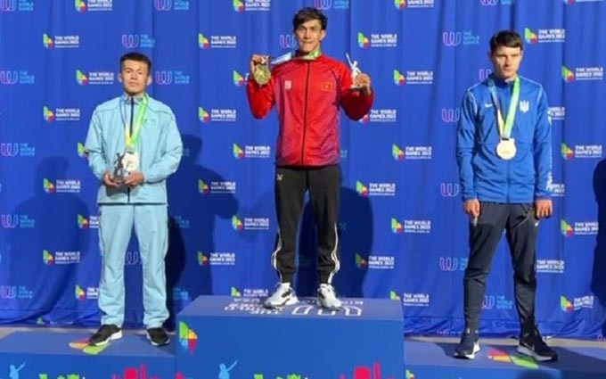 El boxeador vietnamita Nguyen Tran Duy Nhat (medio) en el acto de entrega de medalla. (Fotografía: webthethao.vn)