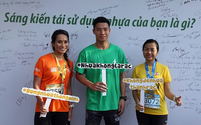 El jugador de la selección de fútbol de Vietnam, Bui Tien Dung, y competidores en el programa.