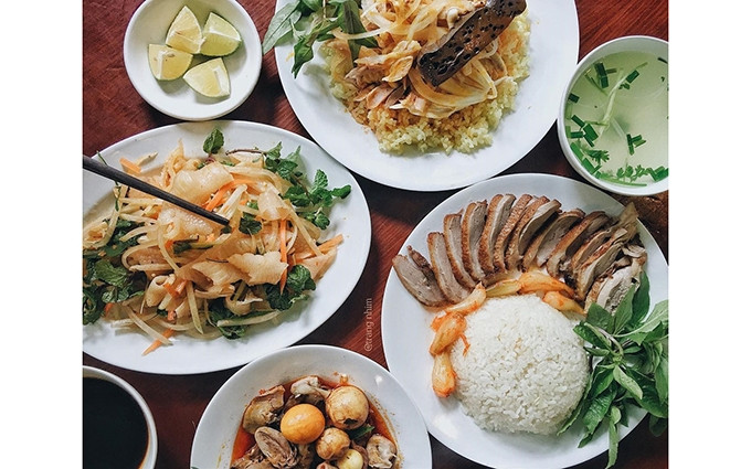 El “Com Ga”, uno de los platos más conocidos, contiene arroz, pollo desmenuzado, hierbas y una salsa especial. Los turistas pueden disfrutar de esta delicia en los restaurantes Ba Buoi y Ba Nga, con un precio de dos a tres dólares. (Fotografía: @Trangnhim)