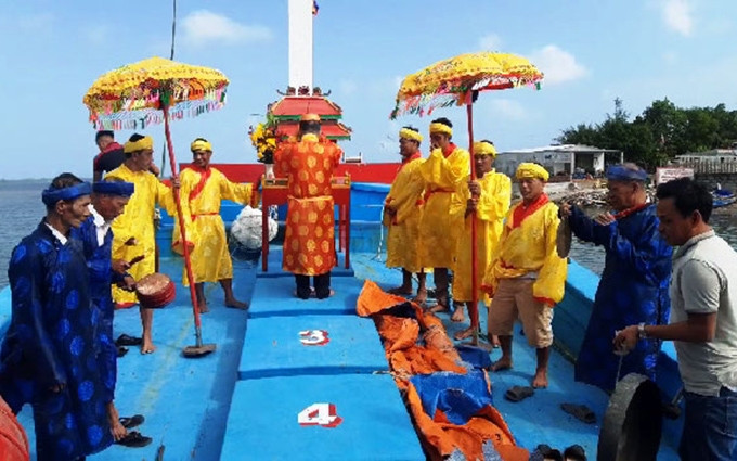 La procesión Nghinh than ca ong (recepción al Dios Ballena) en la playa de An Hoa.