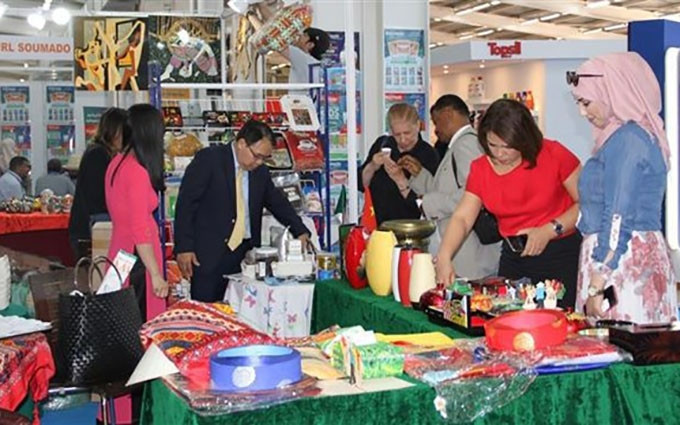 Visitantes en el pabellón vietnamita. (Fotografía: VNA)