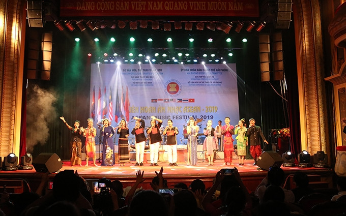 Artistas de Asean interpretan conjuntamente la canción del bloque. 