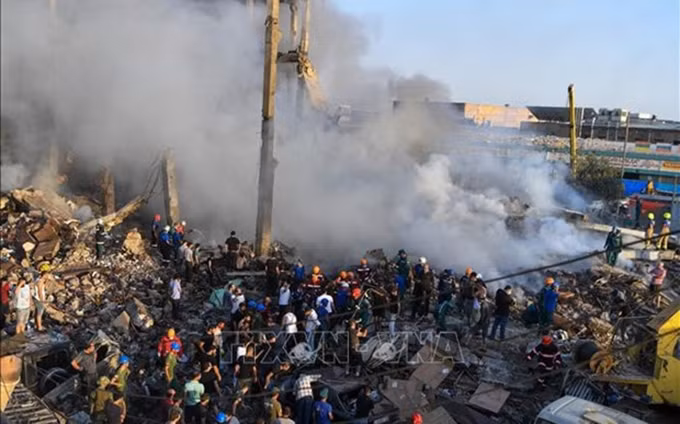 Socorristas en incendio en un centro comercial en la capital de Ereván. (Fotografía: VNA) 