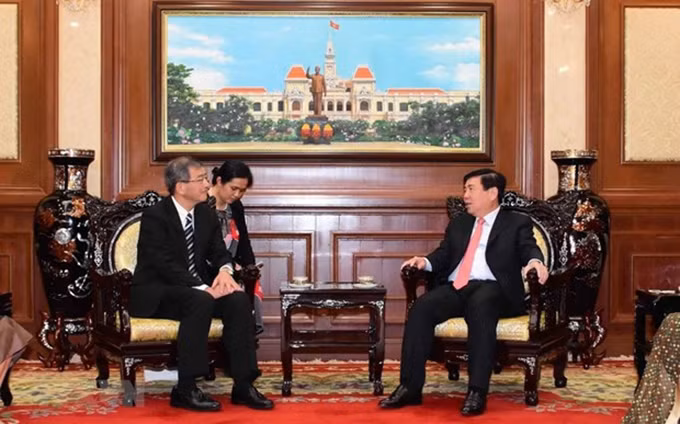  El presidente del Comité Popular de Ciudad Ho Chi Minh, Nguyen Thanh Phong, se reúne con el nuevo Cónsul General de Japón en esta urbe, Watanabe Nobuhiro.(Fotografía: VNA)