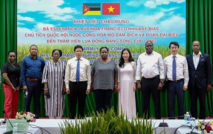 La presidenta de la Asamblea Nacional mozambiqueña, Esperanca Laurinda Francisco Nhiuane Bias, y representantes del Instituto. (Fotografía: VNA)