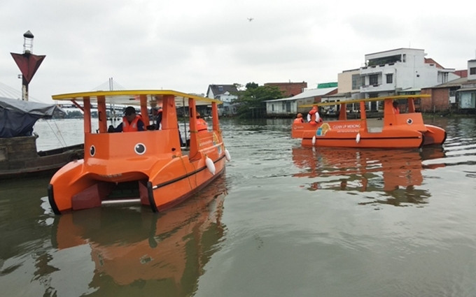 Dos barcos recolectores de basura que funcionan con energía solar, financiados por el Grupo Hanwha. (Fotografía: Nhan Dan)