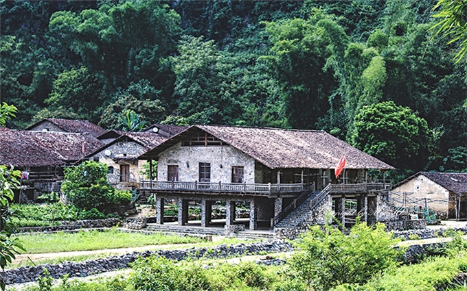 Los palafitos de piedra son lo que distingue a Khuoi Ky de otras aldeas montañosas de la región. (Fotografía: toquoc.vn)