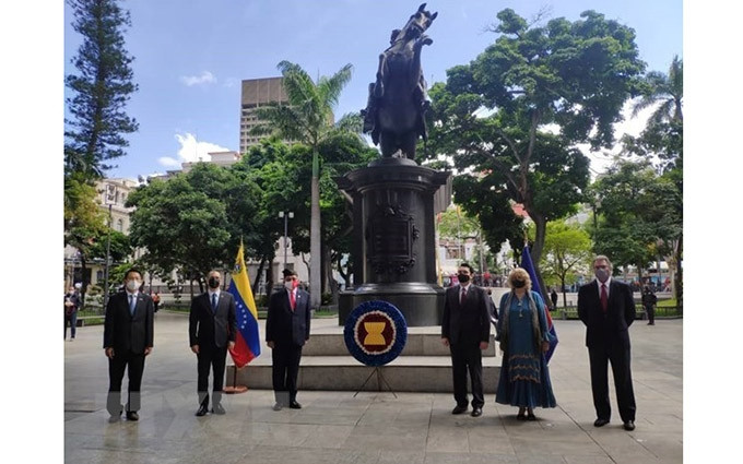 Los jefes de las misiones diplomáticas de los países de la Asean en Venezuela depositan una ofrenda floral en el Monumento al Héroe Nacional de Venezuela Simón Bolívar. (Fotografía: VNA) 