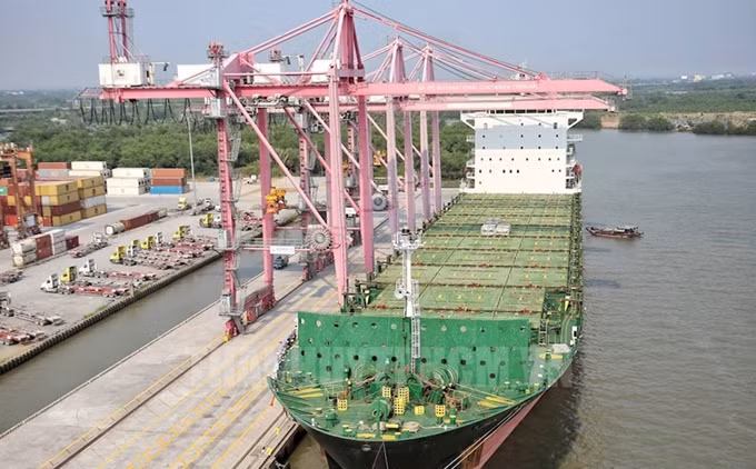 El barco carguero del grupo australiano CMA CGM. (Fotografía: hcmcpv.org.vn/Thai Nam).
