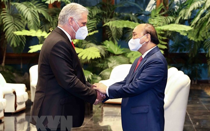 El primer secretario del Partido Comunista de Cuba y presidente de la República, Miguel Díaz-Canel, recibe al presidente de Vietnam, Nguyen Xuan Phuc. (Fotografía: VNA)