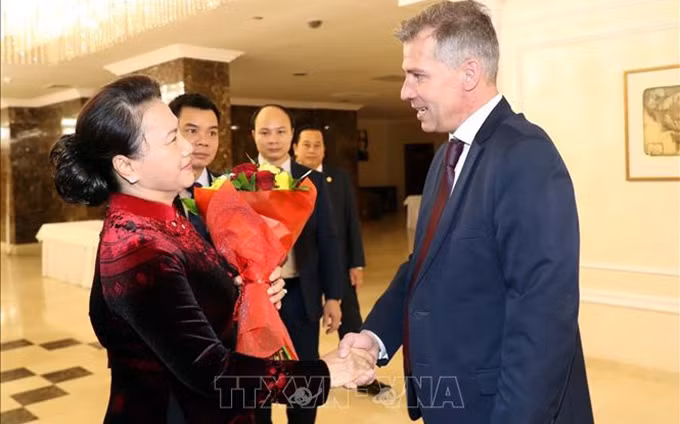 La presidenta de la Asamblea Nacional de Vietnam, Nguyen Thi Kim Ngan, y el primer secretario del Partido Comunista de Belarús, Alexei Sokol. (Fotografía: VNA)