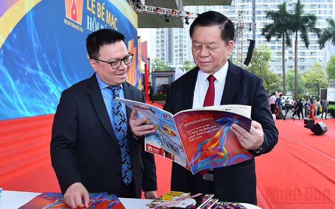  El jefe de la Comisión de Comunicación y Educación del Comité Central del Paritdo Comunista de Vietnam, Nguyen Trong Nghia visita el pabellón del periódico Nhan Dan.