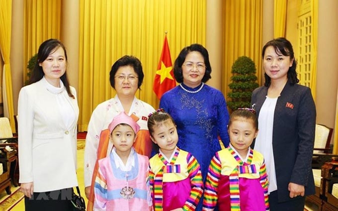 Vicepresidenta Dang Thi Ngoc Thinh y la delegación de la Asociación de Amistad Corea del Norte y Vietnam, Ri Cang-juk. (Fotografía: VNA)