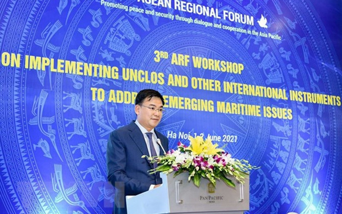 El vicecanciller de Vietnam Pham Quang Hieu en el seminario. (Fotografía: VNA) 