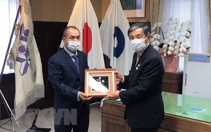 El gobernador de Wakayama, Nisaka Yoshinobu, se reúne con Nguyen Hong Ha, cónsul general de Hanói en Osaka. (Fotografía: VNA)