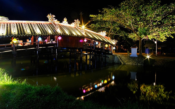 El puente de Thanh Toan por la noche es hermoso y brillante por el nuevo sistema de luz, combinado con luces LED en los árboles circundantes.