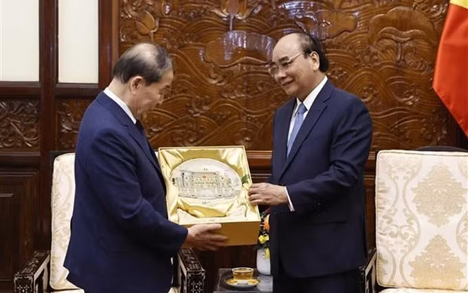 El presidente Nguyen Xuan Phuc (derecha) entrega un obsequio a Choi Young-joo, extitular de la Asociación de Amistad de Corea del Sur-Vietnam y presidente del Grupo Panko. (Fotografía: VNA)
