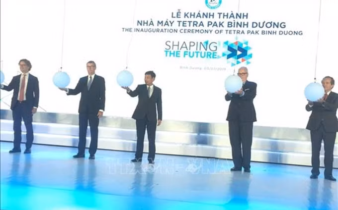 La empresa sueca Tetra Pak inaugura en la provincia survietnamita de Binh Duong su primera fábrica de cajas de papel esterilizadas (Fotografía: VNA)