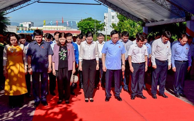 Presidente del Parlamento de Vietnam rinde tributo a mártires del país. (Fotografía: Nhan Dan)