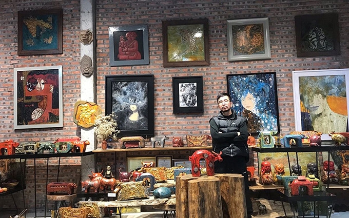 El joven pintor y artesano Nguyen Tan Phat y sus obras.