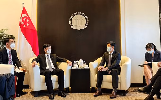 El viceministro vietnamita de Seguridad Pública, Nguyen Duy Ngoc, y el secretario de Estado del Ministerio del Interior de Singapur, Desmond Tan. (Fotografía: cand.com.vn))