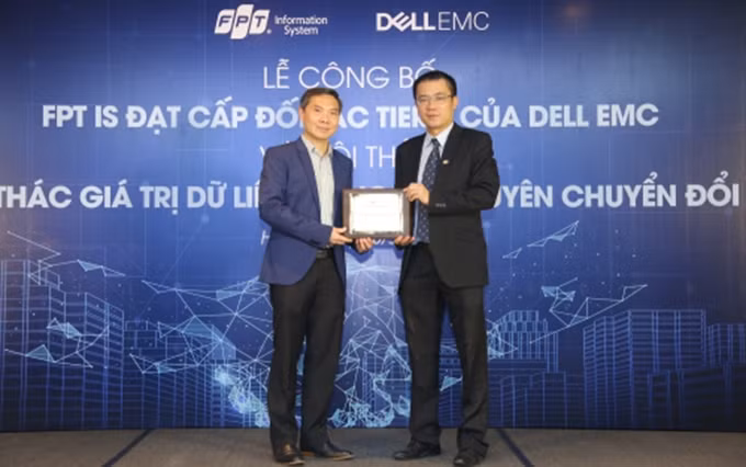 Representantes de FPT IS y Dell EMC.