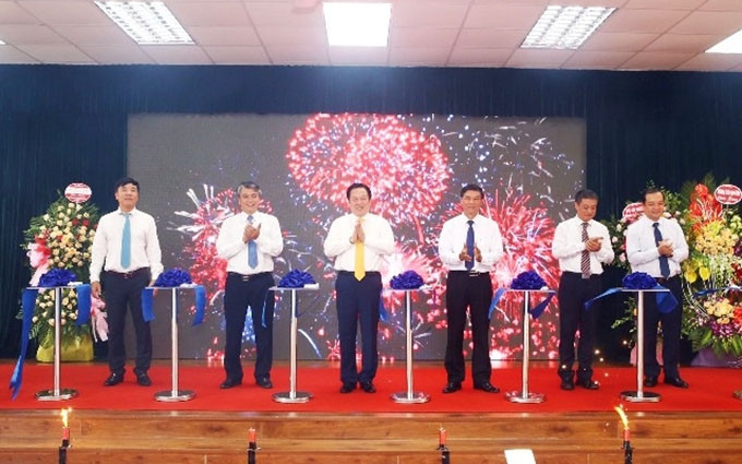 La ceremonia de corte de cinta en la inauguración. (Fotografía: nhandan.com.vn)