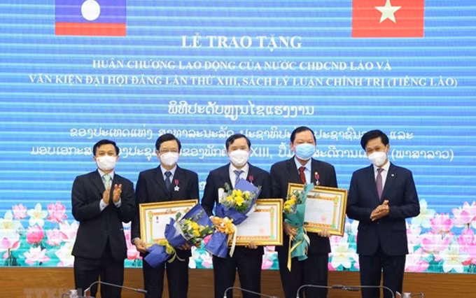 Escena del acto. (Fotografía: VNA)