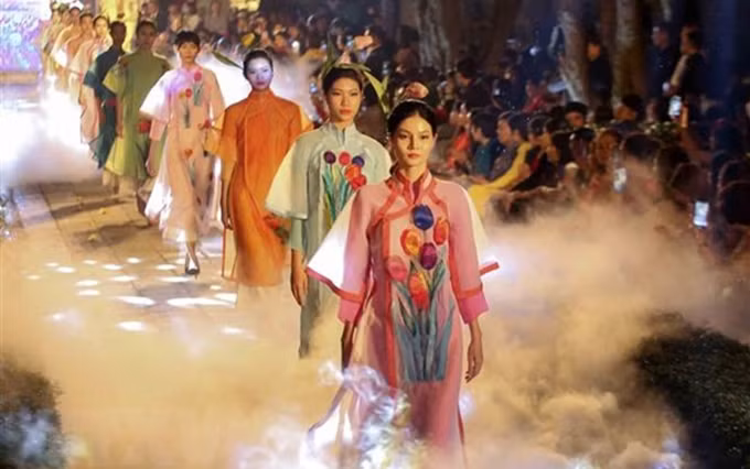 Diseños de ‘Ao dai’ en un evento celebrado en Ciudad Ho Chi Minh. (Fotografía: VNA)