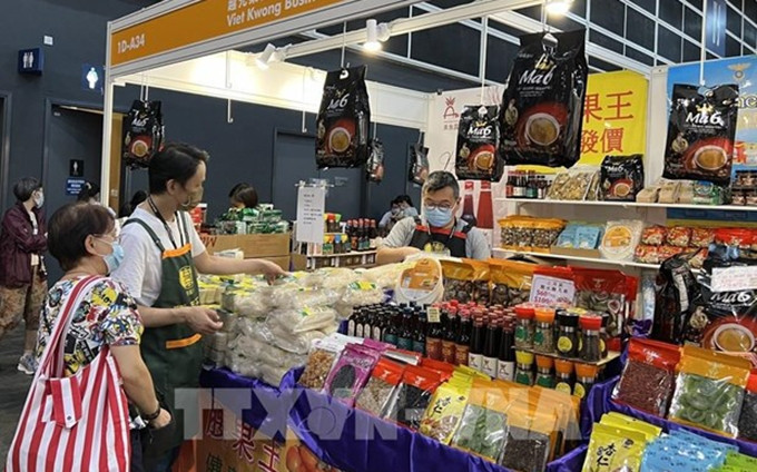 Visitantes compran productos en el stand de la empresa Viet Kwong. (Fotografía: VNA)