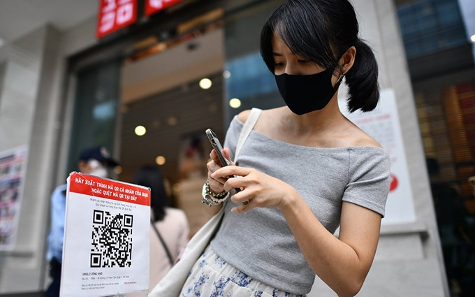 Aplican en Vietnam código QR para atención domiciliaria a pacientes de Covid-19. (Fotografía: Nhan Dan)