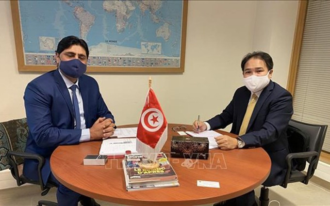 Hoang Duc Nhuan, consejero comercial de Vietnam en Argelia y Túnez (derecha), y el director de desarrollo del mercado del Centro de promoción de exportación de Túnez, Ghazi Yacoub. (Fotografía: VNA)