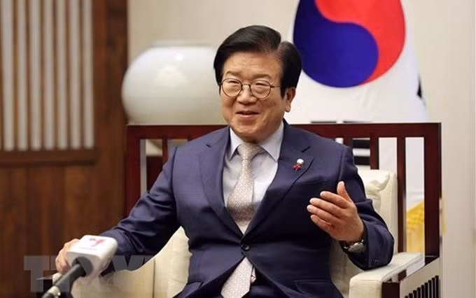 El presidente de la Asamblea Nacional de Corea del Sur, Park Byeong-seug, responde a las preguntas de la Agencia Vietnamita de Noticias. (Fotografía: VNA)